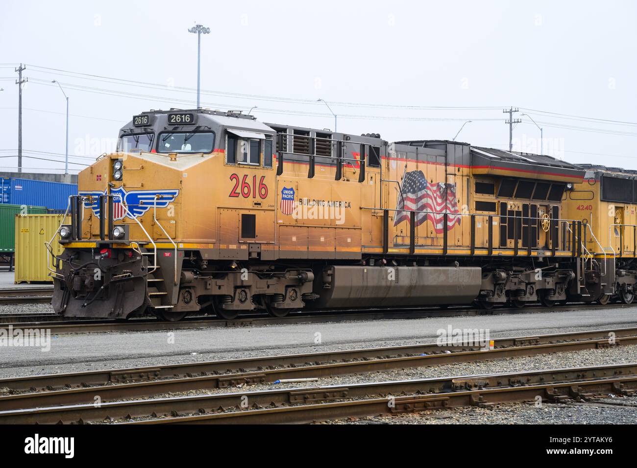 Seattle - 4 dicembre 2024; locomotiva merci della Union Pacific Railroad con bandiera americana sulla livrea Foto Stock