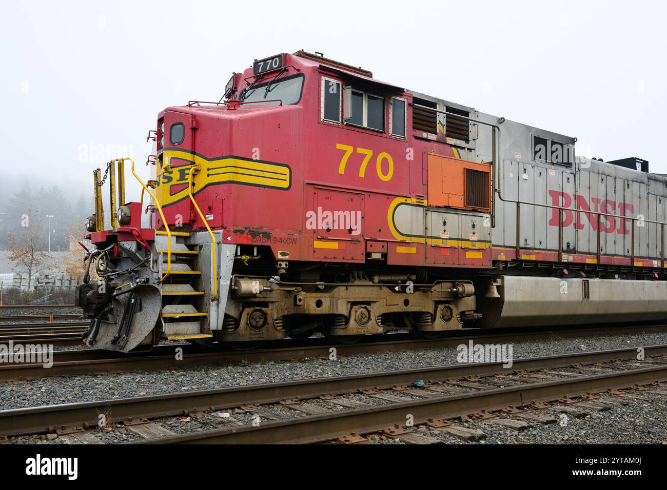Seattle - 4 dicembre 2024; locomotiva BNSF numero 770 in primo piano in livrea rossa e argento Foto Stock