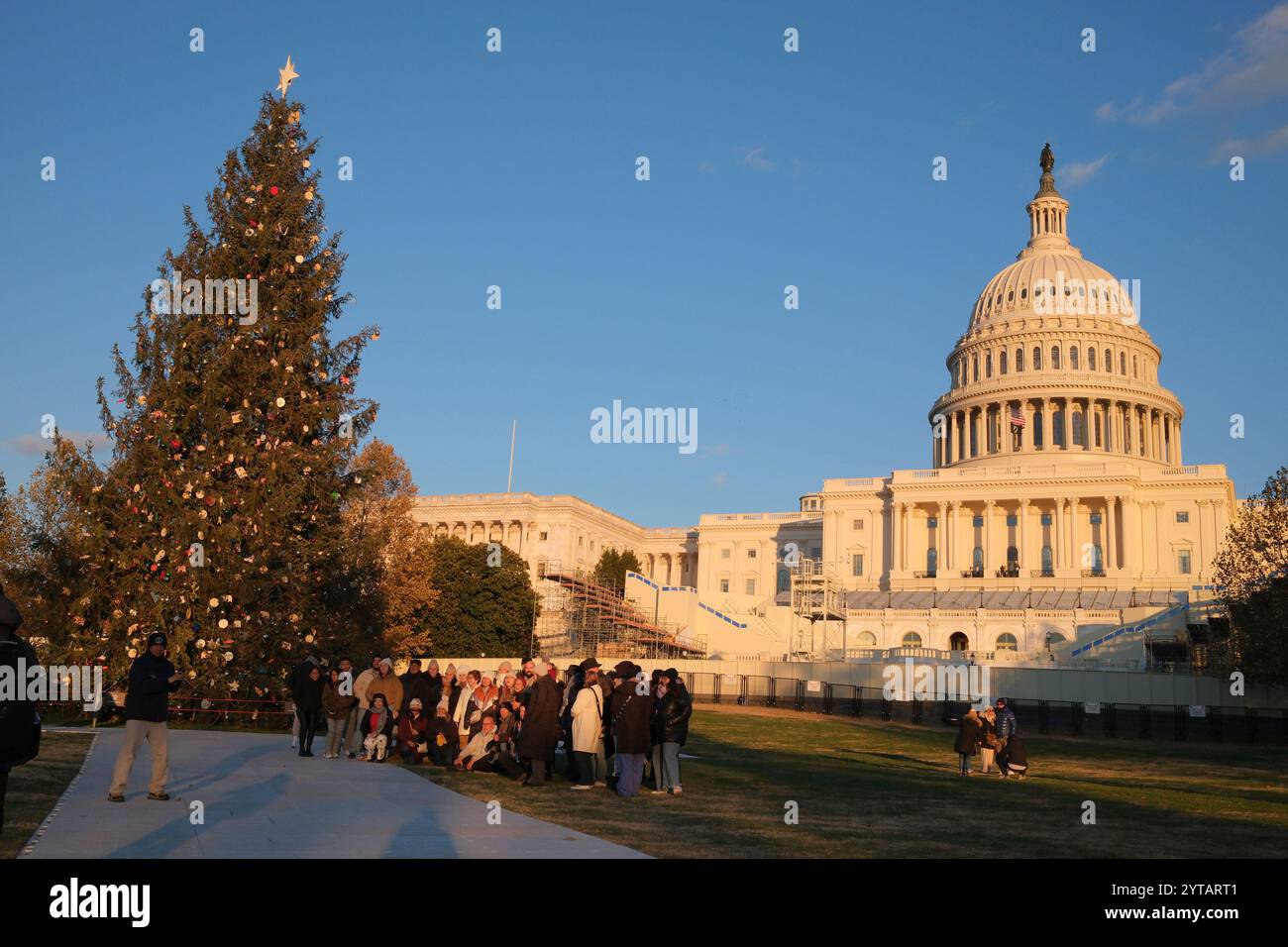 L'albero di Natale del Campidoglio è visibile fuori dal Campidoglio degli Stati Uniti a Washington, DC, il 6 dicembre 2024. L'albero del 2024 è un abete Sitka di 80 piedi proveniente dalla regione del distretto di Wrangell nella foresta nazionale di Tongass in Alaska. L'illuminazione dell'albero al di fuori del Campidoglio degli Stati Uniti è una tradizione lunga 60 anni che porta sia il personale Hill che i visitatori nel quartiere. Foto Stock