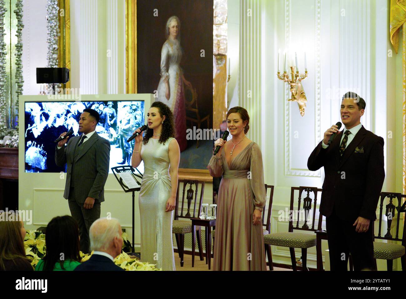 Washington, Stati Uniti. 6 dicembre 2024. Il presidente DEGLI STATI UNITI Joe Biden partecipa ad una performance per onorare i veterani americani alla vigilia del 83° anniversario dell'attacco a Pearl Harbor nella East Room alla Casa Bianca di Washington venerdì 6 dicembre 2024. Foto di Yuri Gripas/UPI credito: UPI/Alamy Live News Foto Stock