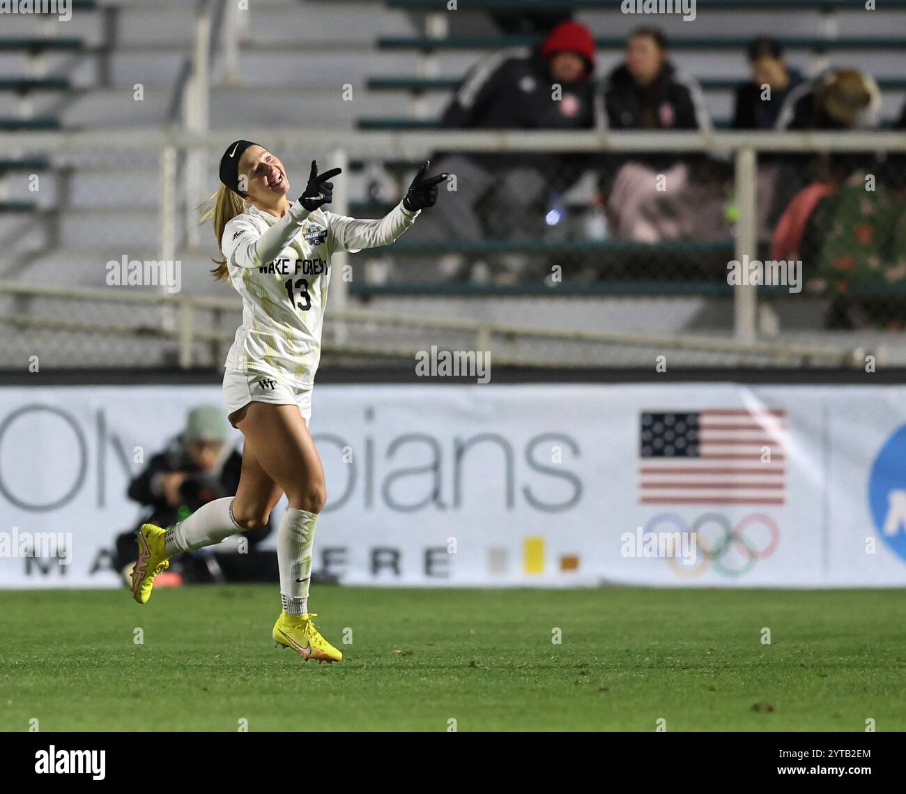 Cary, Stati Uniti. 6 dicembre 2024. La centrocampista del Wake Forest Emily Morris (13) festeggia dopo aver segnato durante la partita contro Stanford nella semifinale di Women's Soccer College Cup di venerdì 6 dicembre 2024 a Cary, North Carolina. Foto di Mike Zarrilli/UPI credito: UPI/Alamy Live News Foto Stock