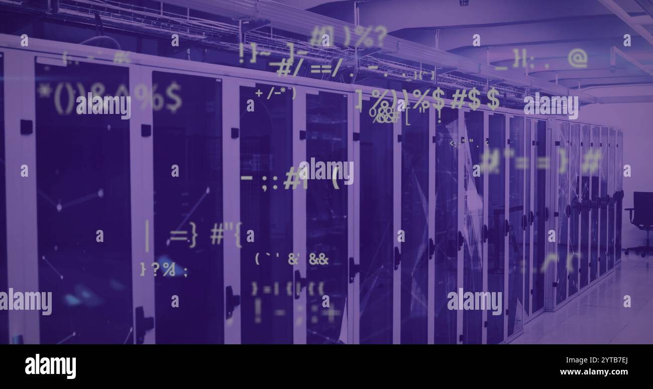 Simboli e immagini di codifica sui rack server nel data center Foto Stock