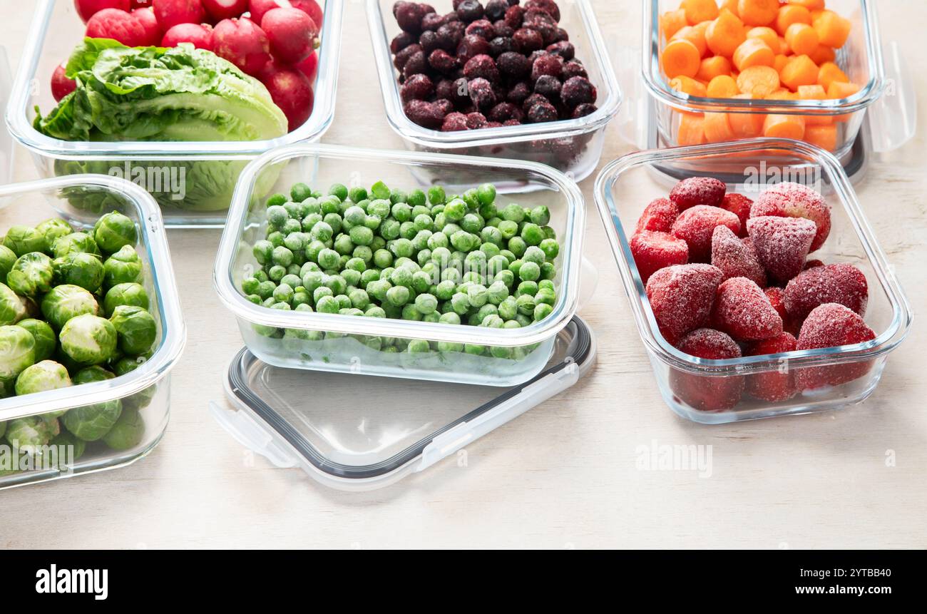 Contenitori in vetro con diversi prodotti freschi, come verdura e frutta, su uno sfondo chiaro. Vista dall'alto. Copia spazio. Foto Stock