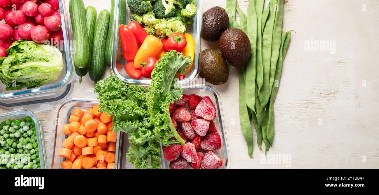 Contenitori in vetro con diversi prodotti freschi, come verdura e frutta, su uno sfondo chiaro. Vista dall'alto. Panorama con spazio di copia. Foto Stock