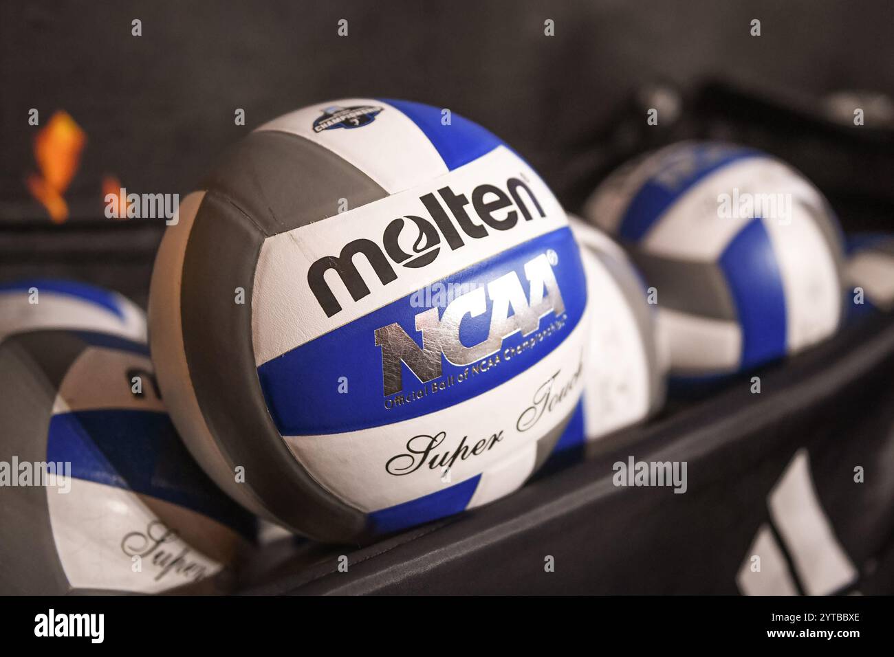 Un pallavolo della NCAA si trova in pile nel primo set della partita di pallavolo della NCAA contro i New Hampshire Wildcats a Tempe, Arizona, venerdì 6 dicembre 2024. L'Arizona State sconfisse il New Hampshire 3-0 (Thomas Fernandez/Image of Sport). Foto Stock