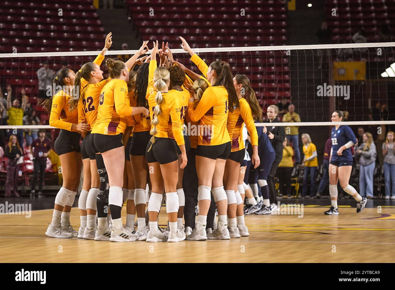Arizona St. Festeggia dopo una partita di pallavolo NCAA contro i New Hampshire Wildcats a Tempe, Arizona, venerdì 6 dicembre 2024. L'Arizona State sconfisse il New Hampshire 3-0 (Thomas Fernandez/Image of Sport). Foto Stock