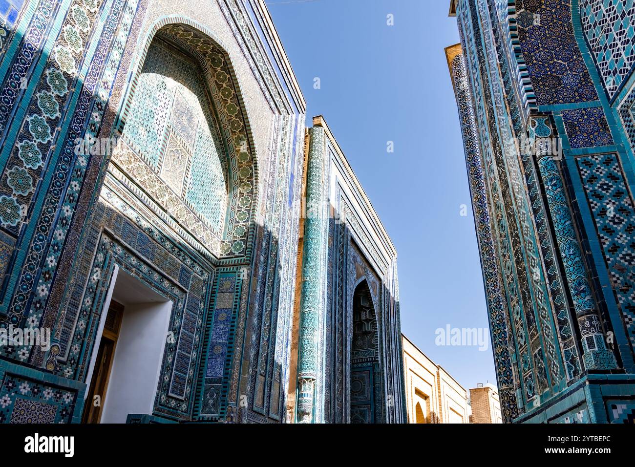 Samarcanda, Uzbekistan-13 agosto 2023: Particolare della necropoli di Shakhi Zinda, un famoso complesso mausoleo a Samarcanda durante una giornata di sole Foto Stock