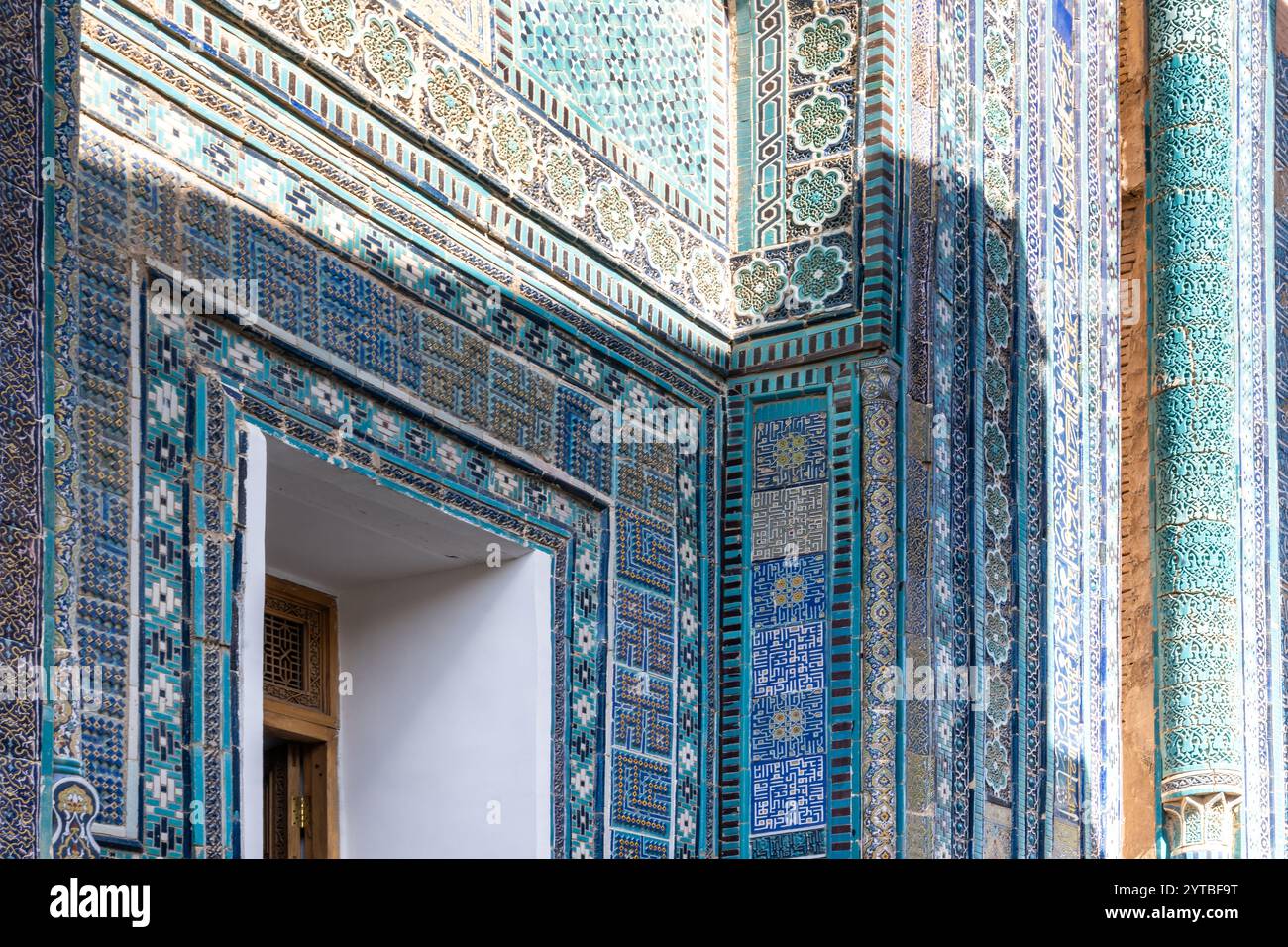 Samarcanda, Uzbekistan-13 agosto 2023: Particolare della necropoli di Shakhi Zinda, un famoso complesso mausoleo a Samarcanda durante una giornata di sole Foto Stock