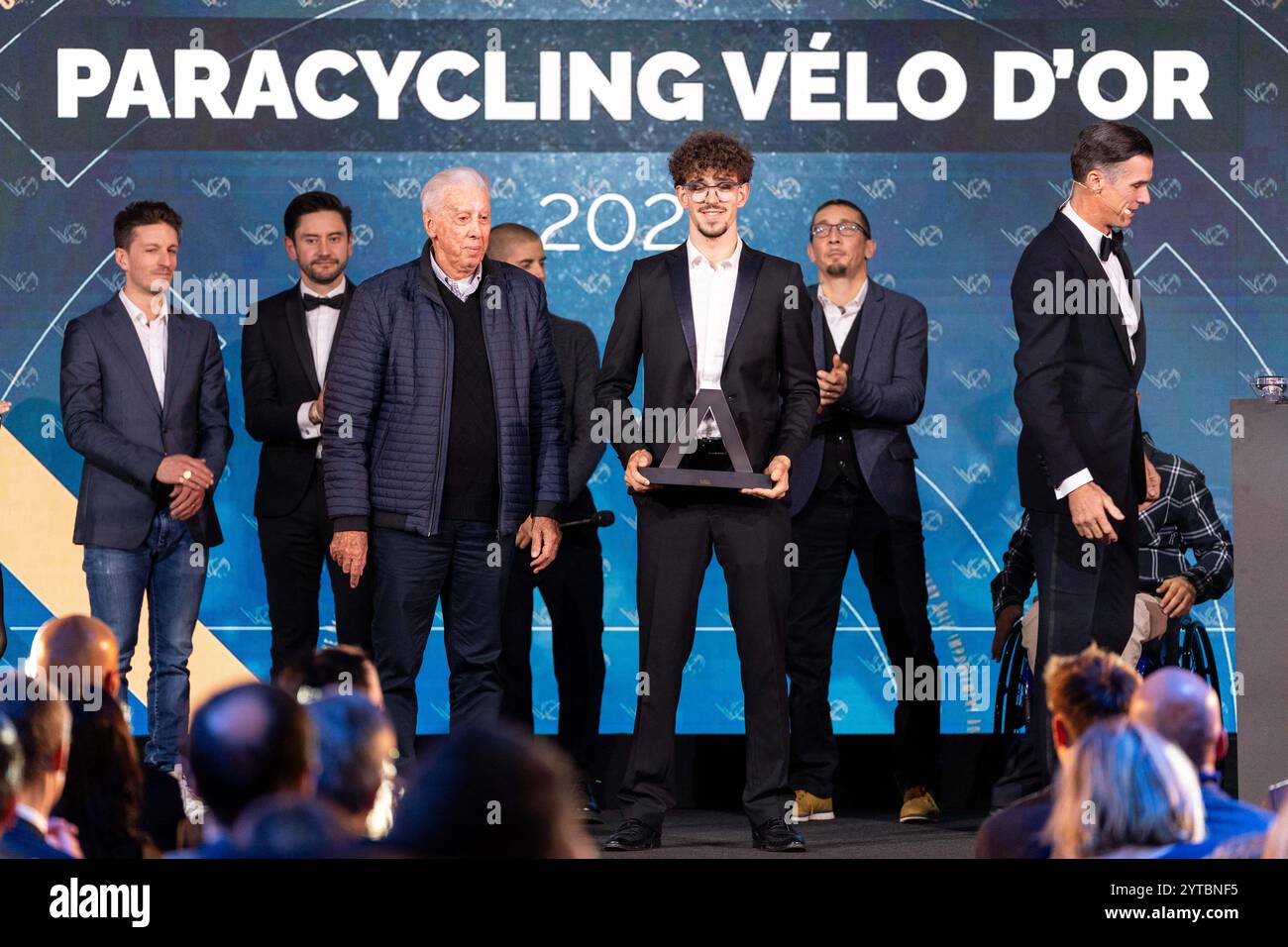 Parigi, Francia. 6 dicembre 2024. Il pilota francese Alexandre Leaute (C) riceve il trofeo Paralimpico dall'ex pilota francese Daniel Morelon (C-L) durante la cerimonia di premiazione del velo d'Or 2024 al Pavillon Gabriel di Parigi il 6 dicembre 2024. Foto di Alexis Jumeau/ABACAPRESS. COM credito: Abaca Press/Alamy Live News Foto Stock