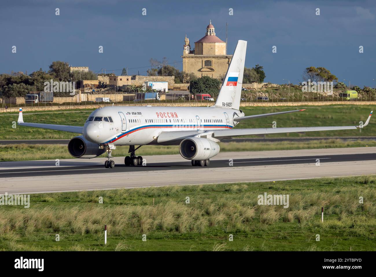 Russia State Transport Company Tupolev tu-204-300 (REG: Ra-64057) in partenza dopo aver portato Sergey Lavrov, ministro degli Esteri russo al vertice OSCE Foto Stock