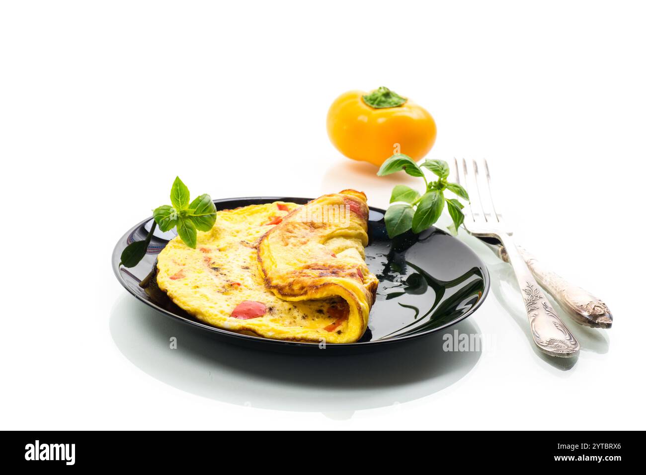 omelette fritte con pepe dolce e verdure in un piatto, isolata su fondo bianco . Foto Stock