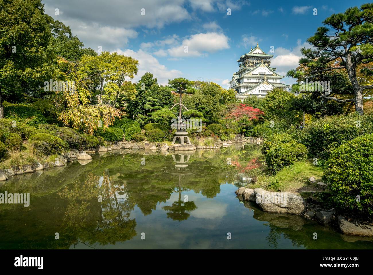 Castello di Osaka e giardini presi in autunno. Giappone Foto Stock