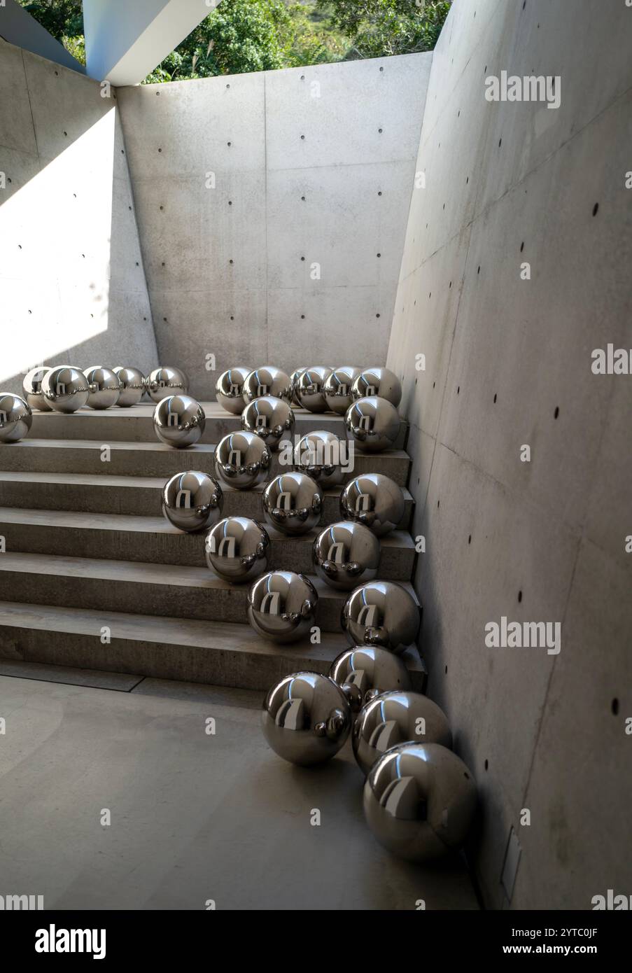 Installazione di Yayoi Kusama presso la galleria Valley Garden a Naoshima in Giappone Foto Stock