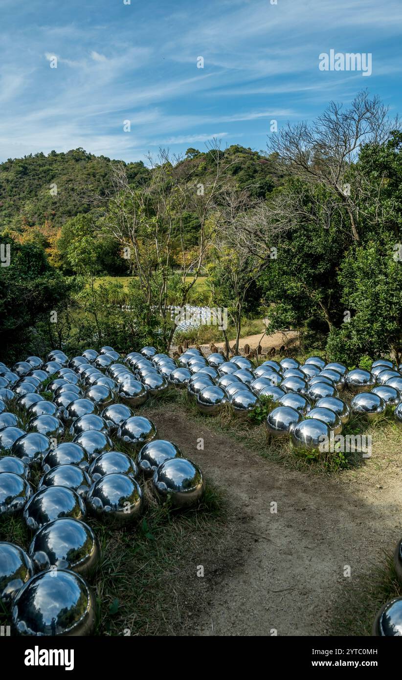 Installazione di Yayoi Kusama presso la galleria Valley Garden a Naoshima in Giappone Foto Stock