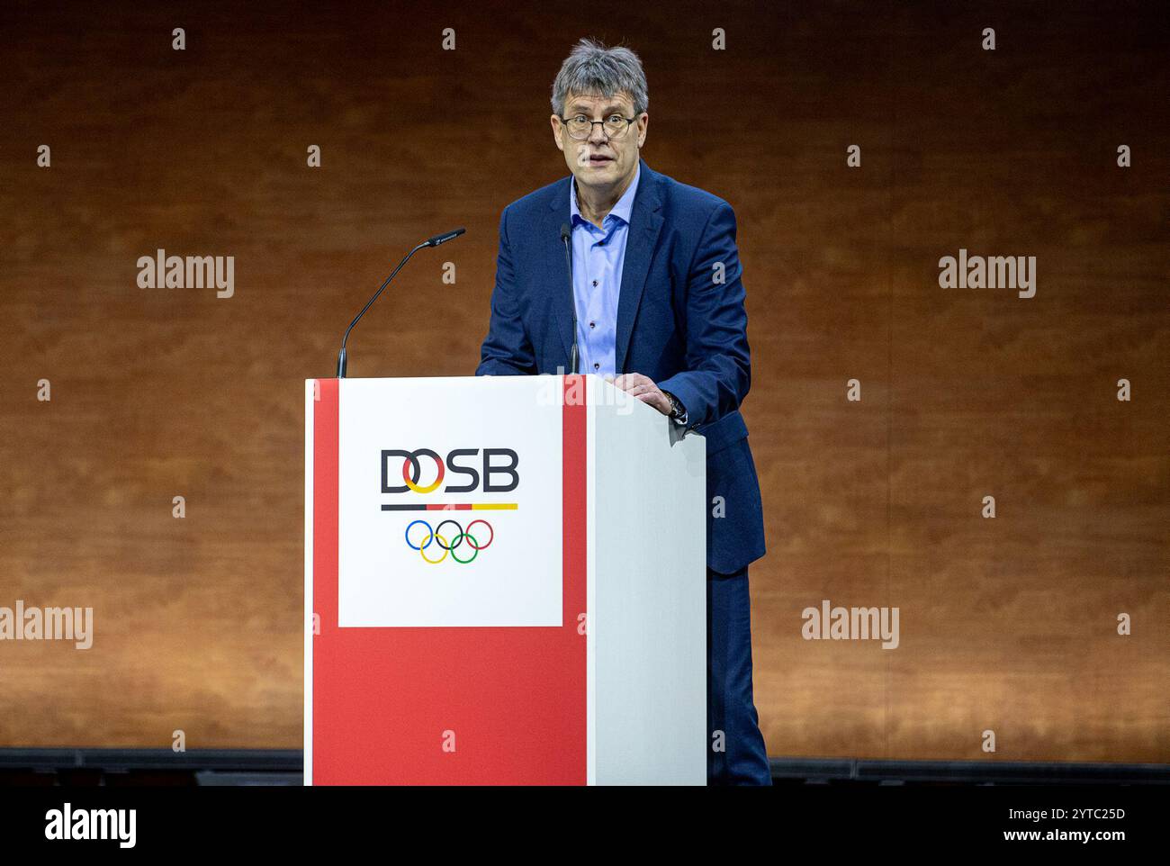 7 dicembre 2024, Saarland, Saarbrücken: Thomas Weikert, presidente della Confederazione tedesca degli sport olimpici (DOSB), parla all'Assemblea generale (MV) del DOSB. Foto: Laszlo Pinter/dpa Foto Stock