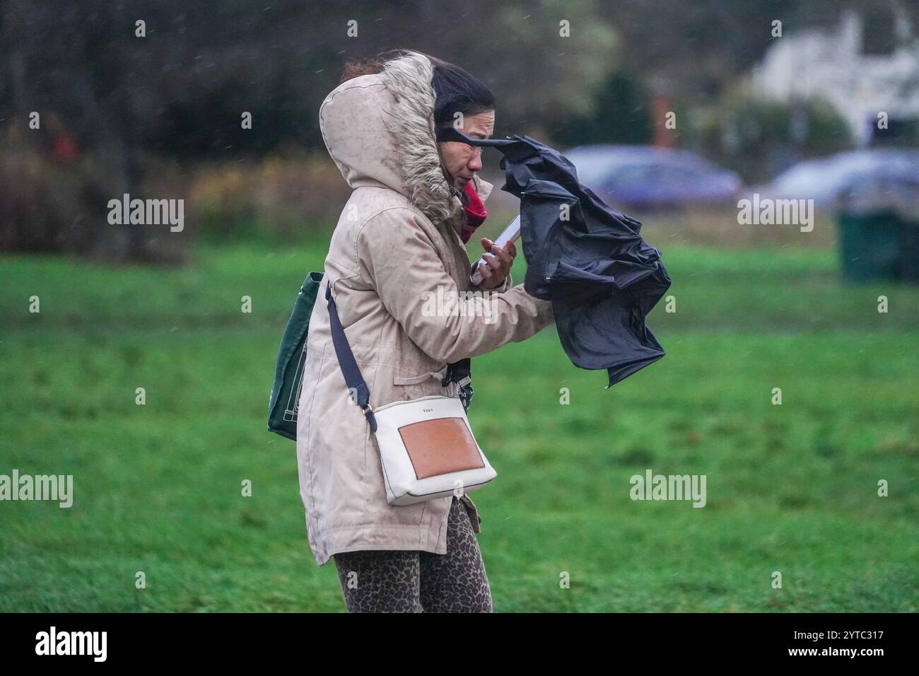 Londra, Regno Unito. 7 dicembre 2024 Una donna lotta con un ombrello su Wimbledon comune come Storm Darragh colpisce il Regno Unito con forti raffiche di pioggia e vento oltre i 60 km/h il Met Office emette avvisi meteo rossi e gialli come Storm Darragh con condizioni di guida difficili, chiusure del Royal Park, ritardi di viaggio e inondazioni . Credito. Amer Ghazzal/Alamy Live News Foto Stock