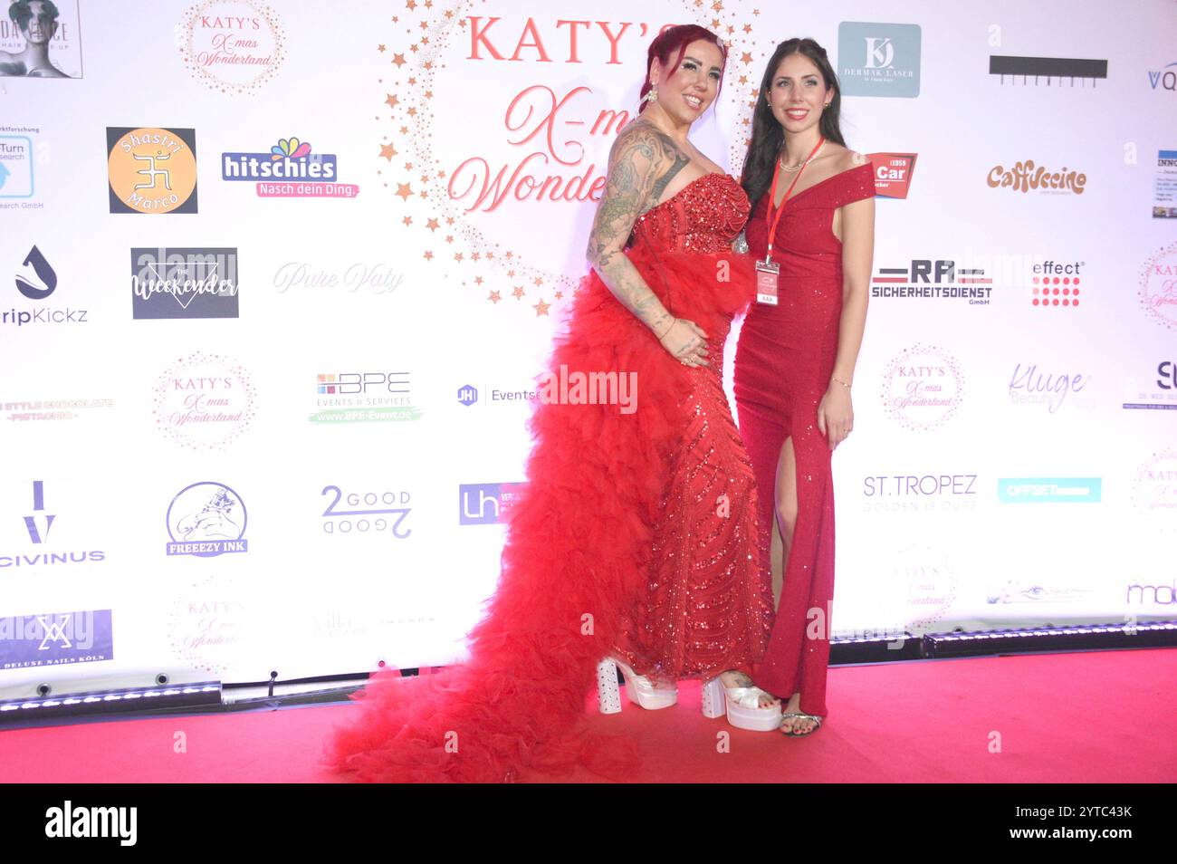 Kate Merlan mit Schwester Catalina Merlan beim Katy S X-mas Wonderland Event von Kate Merlan in der Villa BoisserÃ e. Köln, 06.12.2024 *** Kate Merlan con sorella Catalina Merlan all'evento Katy S X mas Wonderland di Kate Merlan a Villa BoisserÃ e Colonia, 06 12 2024 foto:Xn.xKubelkax/xFuturexImagex katy_4205 Foto Stock
