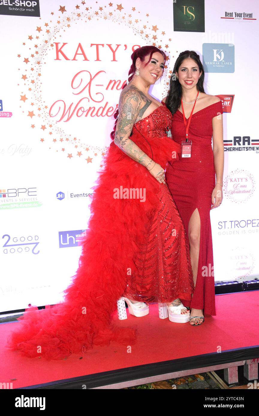 Kate Merlan mit Schwester Catalina Merlan beim Katy S X-mas Wonderland Event von Kate Merlan in der Villa BoisserÃ e. Köln, 06.12.2024 *** Kate Merlan con sorella Catalina Merlan all'evento Katy S X mas Wonderland di Kate Merlan a Villa BoisserÃ e Colonia, 06 12 2024 foto:Xn.xKubelkax/xFuturexImagex katy_4206 Foto Stock