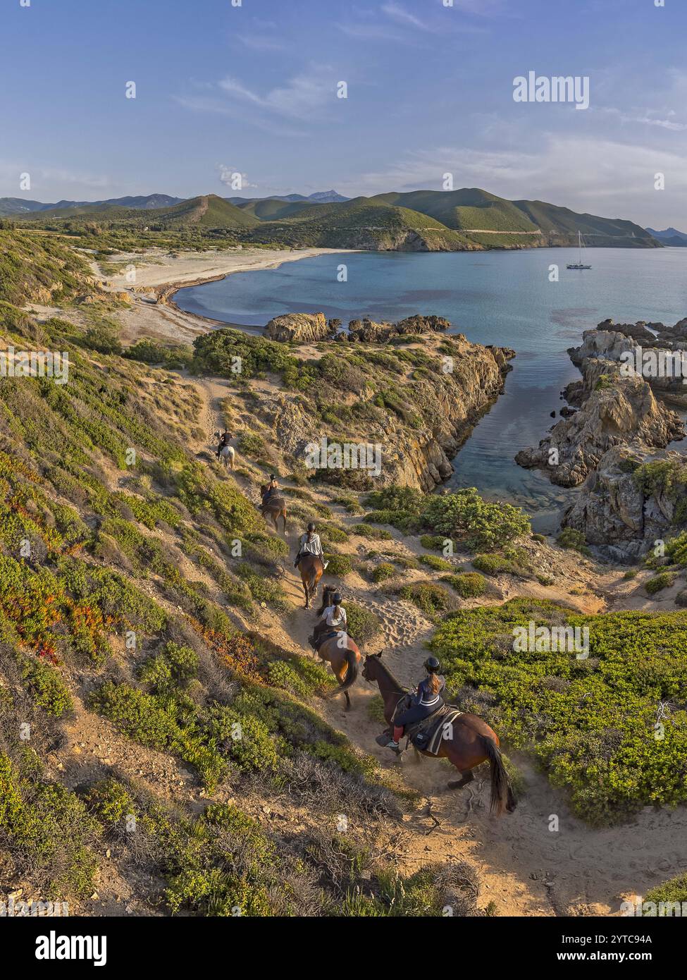 FRANCIA. HAUTE-CORSE (2B) DESERTO DI AGRIATES. VEDUTA AEREA DEL SENTIERO CHE CONDUCE ALLA SPIAGGIA DI OSTRICONI. EQUITAZIONE ORGANIZZATA DALL'ARBO VALLEY RANCH. Foto Stock