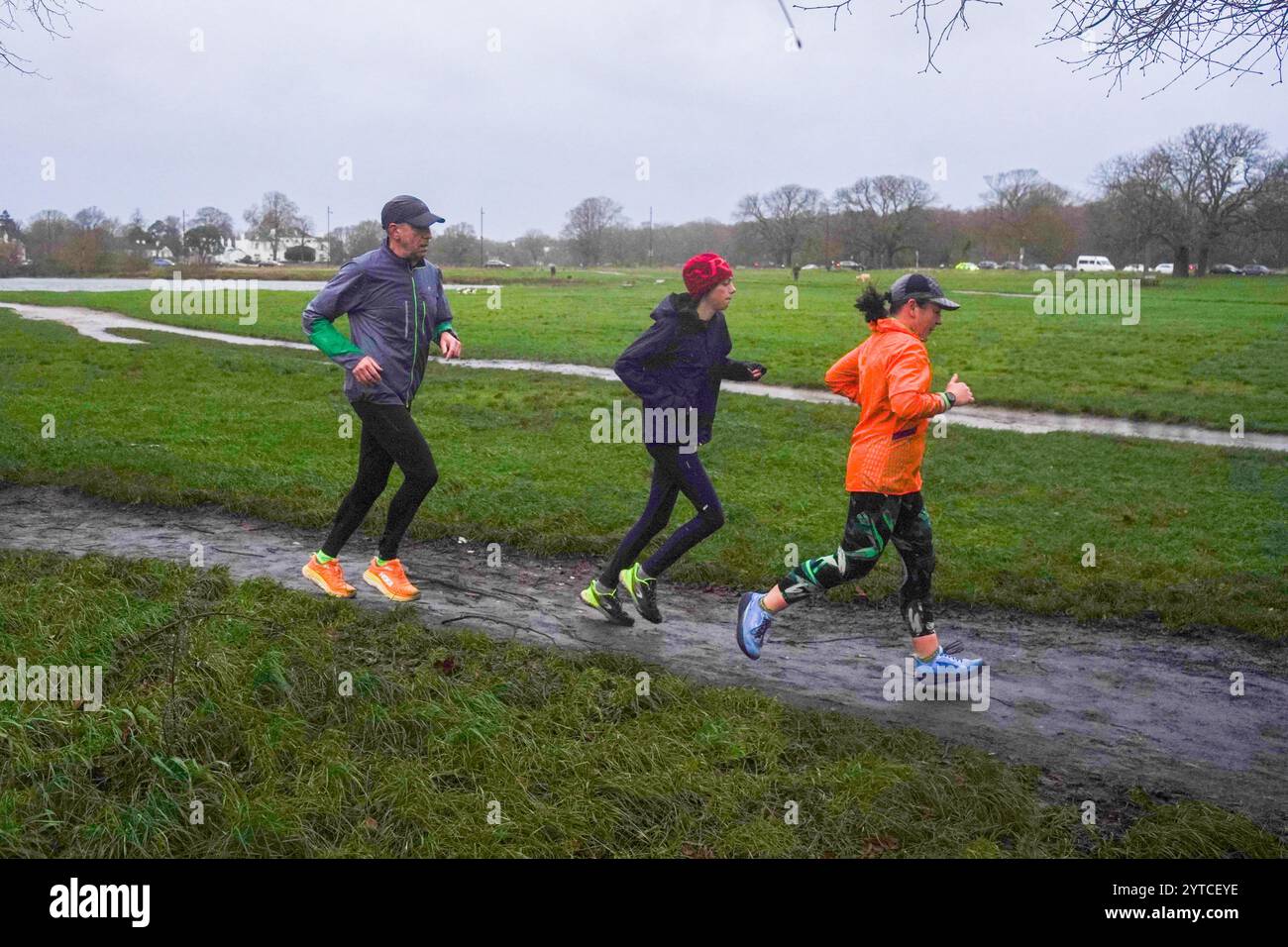 Londra, Regno Unito. 7 dicembre 2024 Joggers on Wimbledon comune come Storm Darragh colpisce il Regno Unito con forti piogge e raffiche di vento superiori a 60 km/h il Met Office emette avvisi meteo rossi e gialli come Storm Darragh con condizioni di guida difficili, chiusure del Royal Park, ritardi di viaggio e inondazioni. Credito. Amer Ghazzal/Alamy Live News Foto Stock