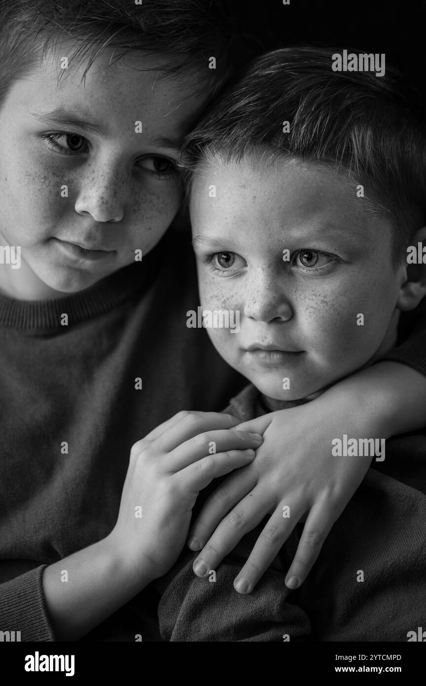 primo piano ritratto ragazzo con lentiggini sulle guance con occhi blu Foto Stock