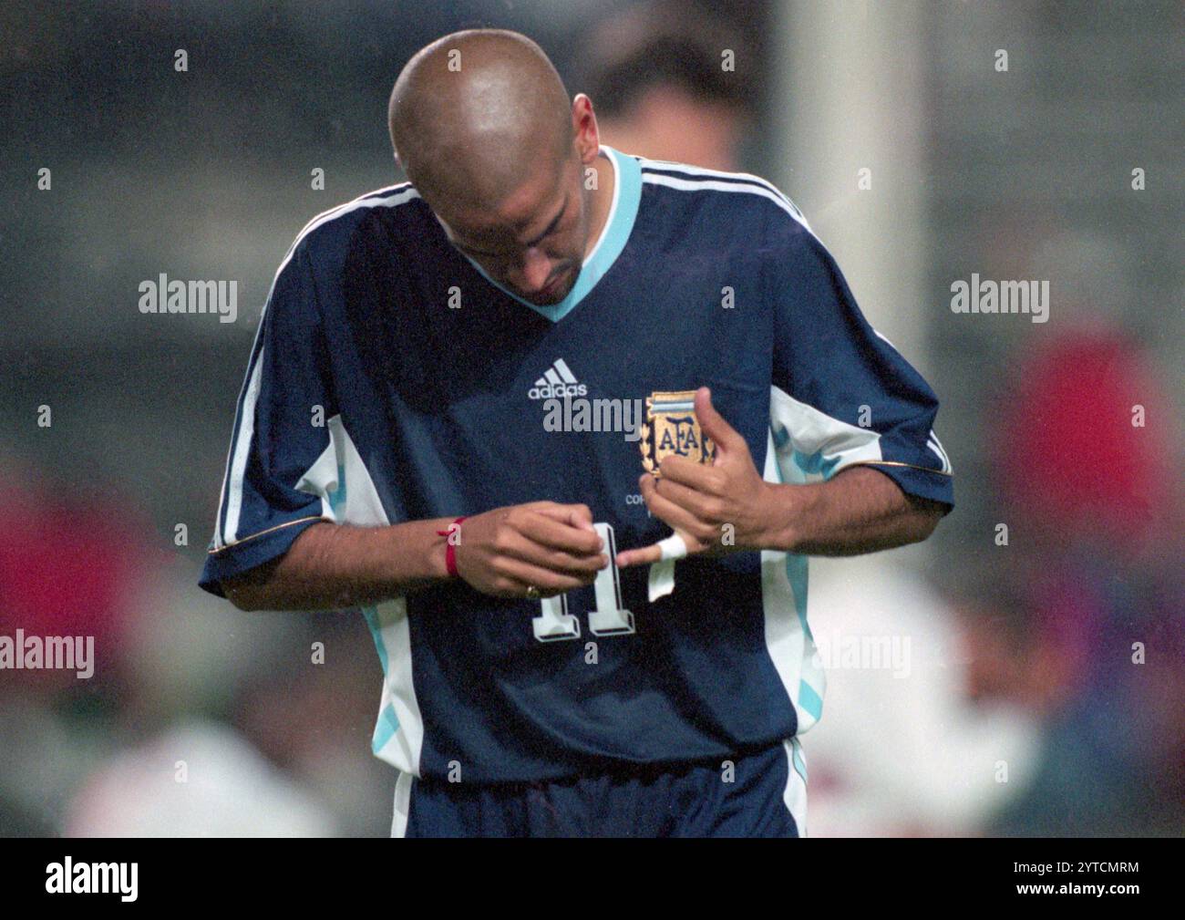 Germania. 5 dicembre 2024. Firo : 30.06.1998 calcio: Calcio: Archivio foto, archivio foto, archivio immagini, Coppa del mondo 1998 98 in Francia fase KO round di 16 Argentina - Inghilterra 4:3 ai rigori Juan Sebastian Veron mezza figura delusione crediti: dpa/Alamy Live News Foto Stock
