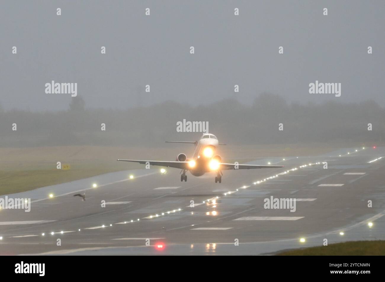 Aeroporto di Birmingham 7 dicembre 2024 - i piloti lottano per atterrare e decollare a Storm Darragh 60 mph crosswinds all'aeroporto di Birmingham Credit: British News and Media/Alamy Live News Foto Stock