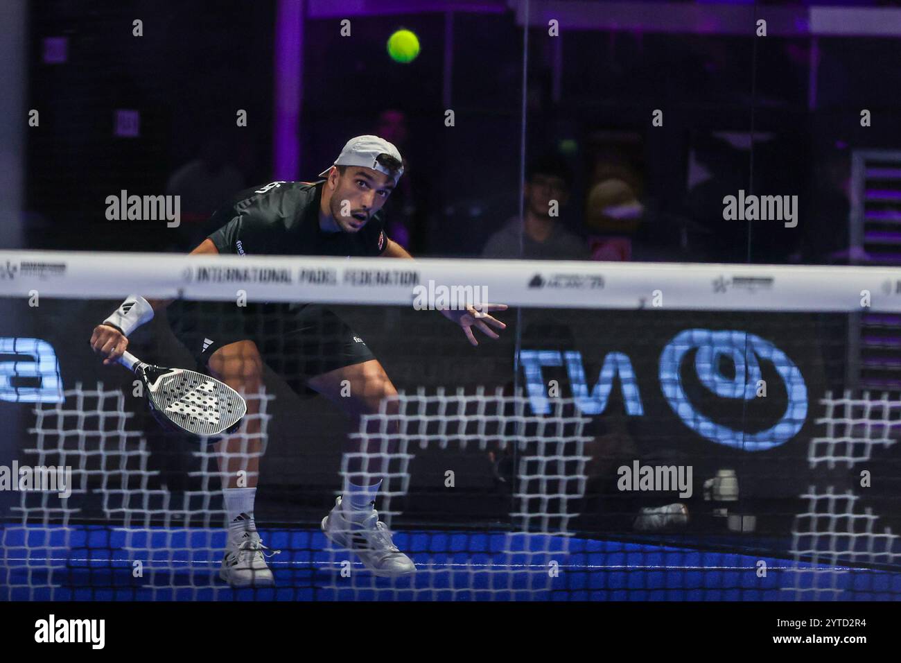 Milano, Italia. 6 dicembre 2024. Alejandro Galan (ESP) visto in azione durante il Milano Premiere Padel P1 match tra Pol Hernandez Alvarez (ESP) Ramiro Jesus Valenzuela (ARG) vs Federico Chingotto (ARG) Alejandro Galan (ESP) presso Allianz Cloud Arena. Punteggio finale: Inter 3:1 Parma credito: SOPA Images Limited/Alamy Live News Foto Stock