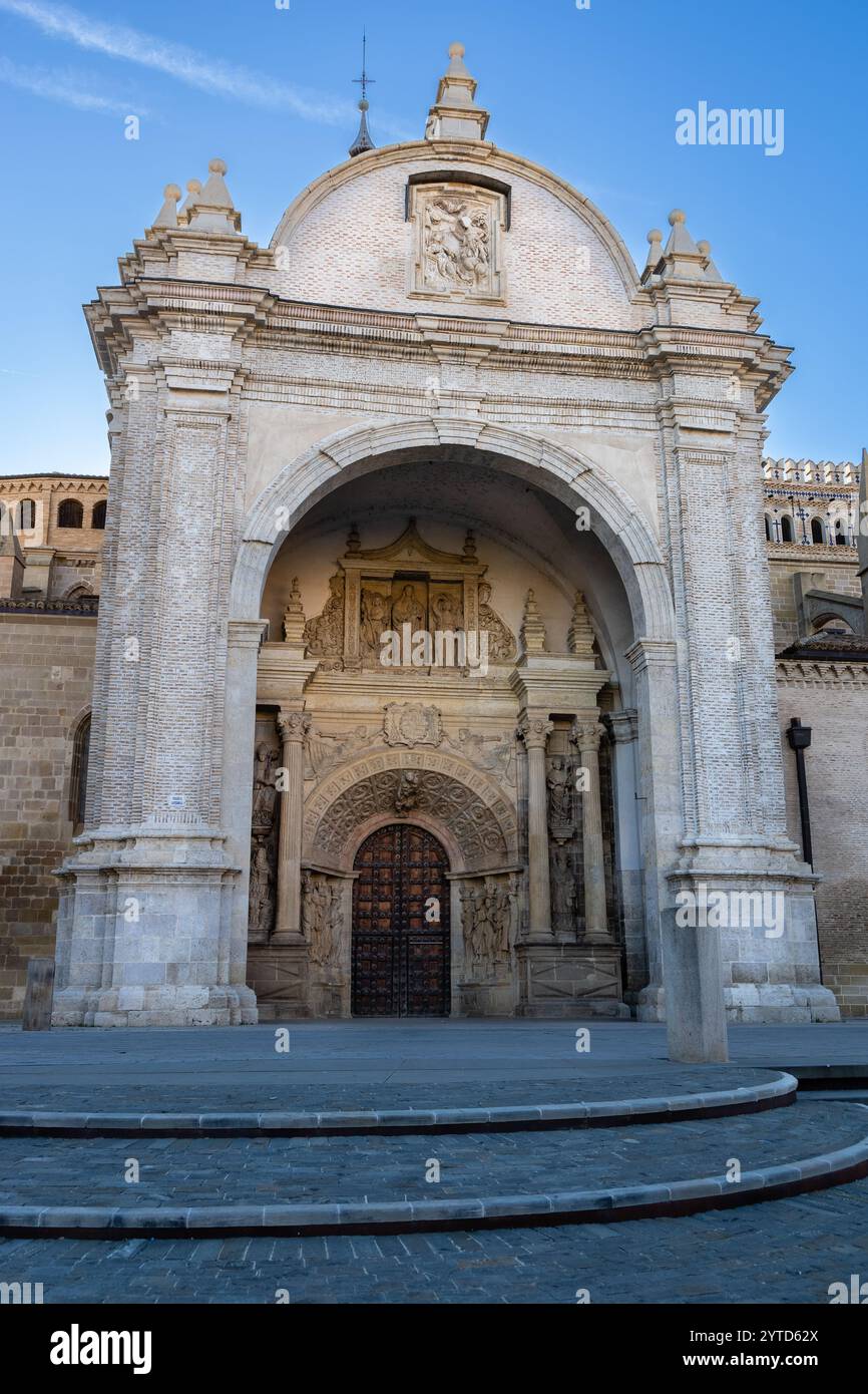 Ingresso principale della cattedrale di Tarazona (Catedral de Nuestra Señora de la Huerta de Tarazona), con sculture in rilievo. Tarazona, Spagna. Foto Stock