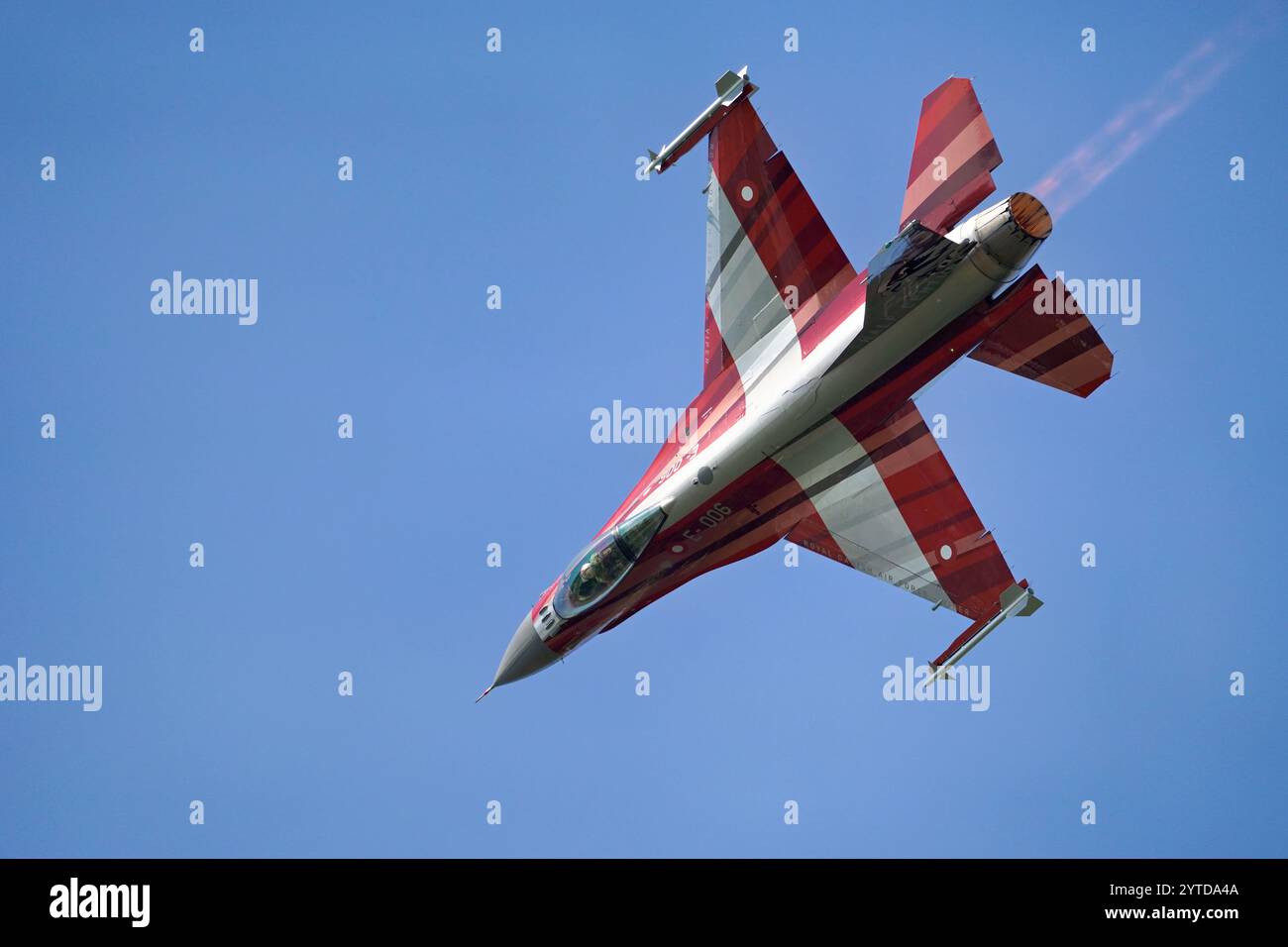 Il danese F-16 e-006 mostra la sua speciale bandiera danese e i segni del Fighting Falcon mezzo secolo durante la sua esposizione al RIAT 2024 Foto Stock