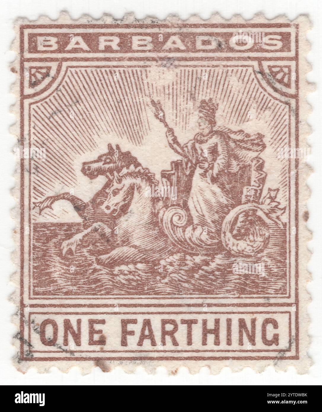 BARBADOS - 1909 luglio: 1 francobollo marrone di farthing raffigurante il distintivo della colonia delle Barbados. Il sigillo della colonia mostra il sovrano (Regina Vittoria) in un'auto trainata da cavallucci marini. L'immagine era quella di una regina incoronata con sfera e tridente, che rappresentava ovviamente Vittoria durante il suo regno. Il distintivo rimase in uso fino al 1966, quando fu adottata una nuova bandiera per l'indipendenza. Barbados è un paese insulare e microstato delle piccole Antille delle Indie occidentali, la più orientale delle isole caraibiche. Si trova al confine tra le placche sudamericane e caraibiche Foto Stock