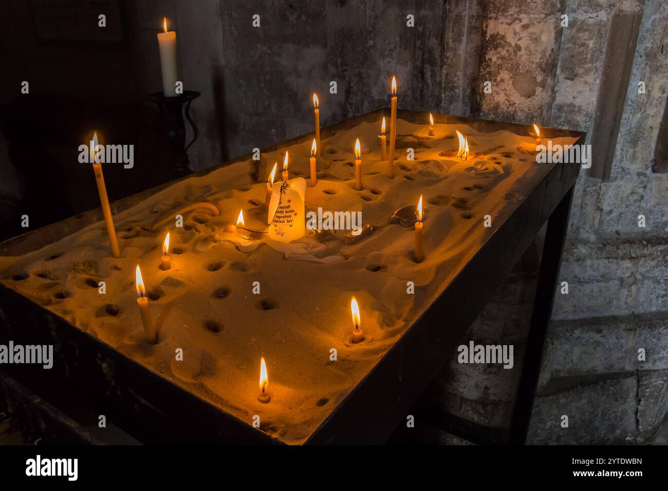 Candele bruciate nella chiesa Stephansdom di Vienna, Austria Foto Stock