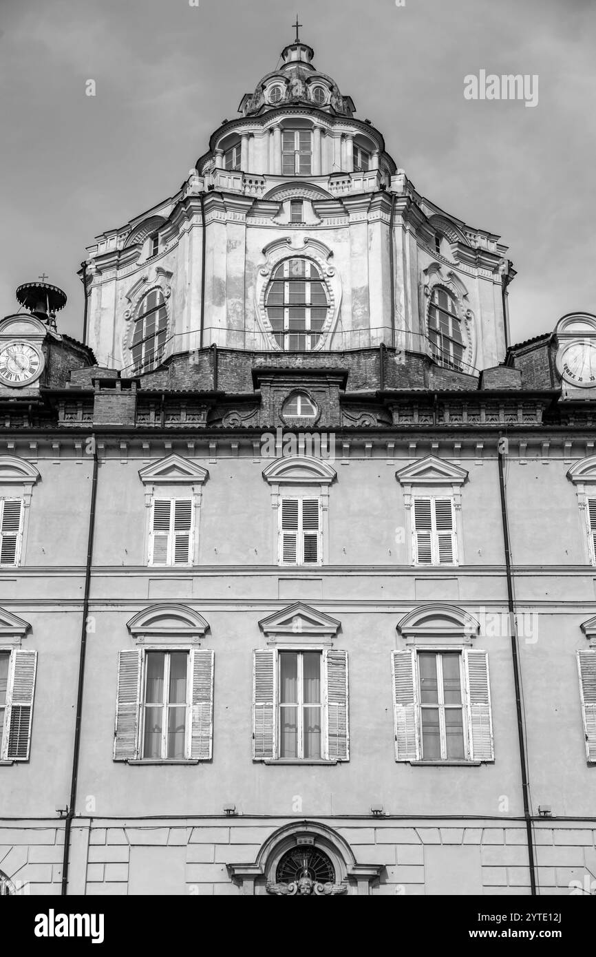 Piazza Castello è una piazza della città di Torino, in Italia. E' fiancheggiato da musei, teatri e caffetterie. Foto Stock