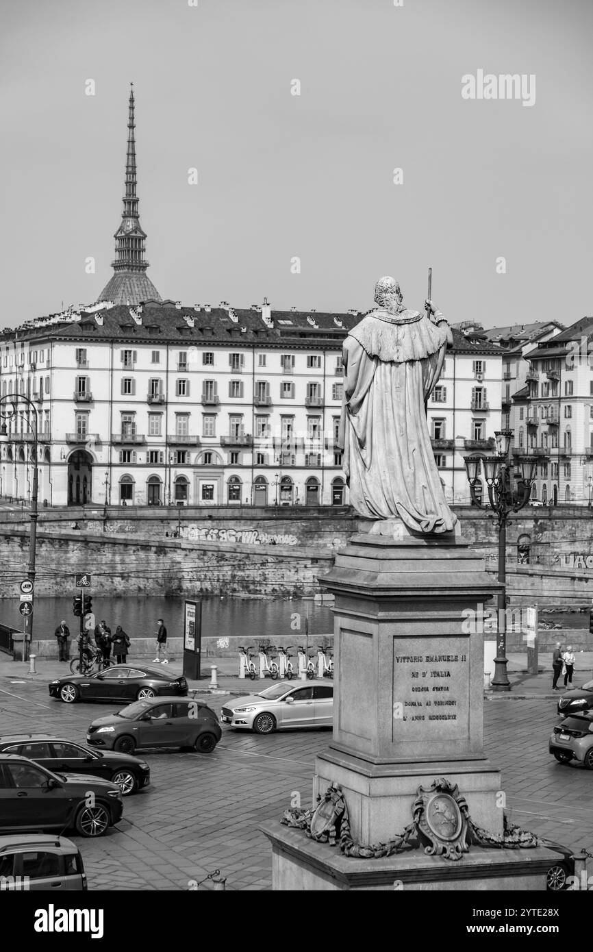 Torino, Italia - 27 marzo 2022: Statua religiosa di fronte alla chiesa della Gran madre di Dio situata sulla sponda occidentale del po. Foto Stock