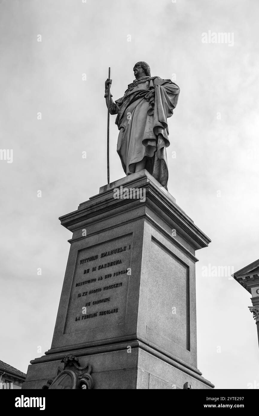 Torino, Italia - 27 marzo 2022: Statua religiosa di fronte alla chiesa della Gran madre di Dio situata sulla sponda occidentale del po. Foto Stock