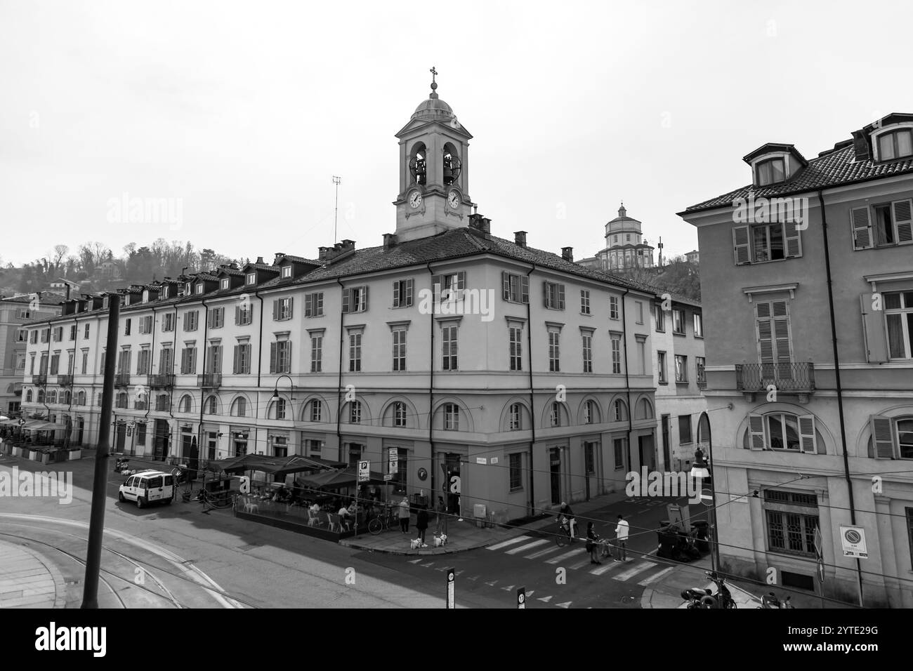Torino, Italia - 27 marzo 2022: Tipica architettura italiana e vista stradale a Torino, Piemonte, Italia. Foto Stock