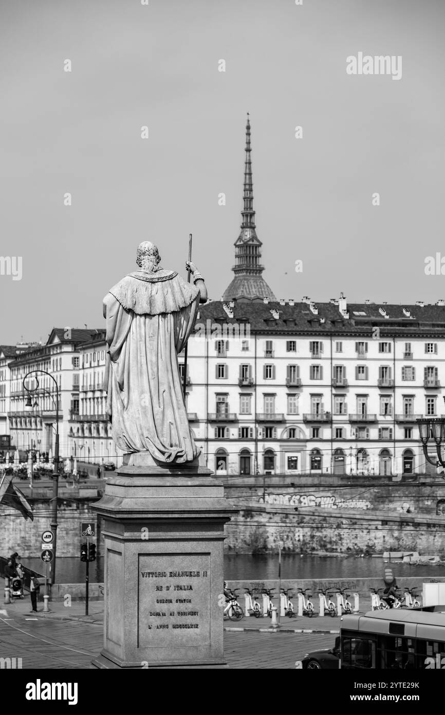 Torino, Italia - 27 marzo 2022: Statua religiosa di fronte alla chiesa della Gran madre di Dio situata sulla sponda occidentale del po. Foto Stock
