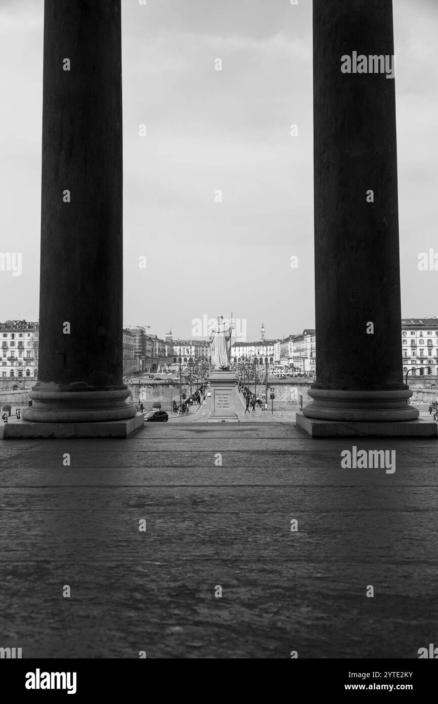 Torino, Italia - 27 marzo 2022: Statua religiosa di fronte alla chiesa della Gran madre di Dio situata sulla sponda occidentale del po. Foto Stock