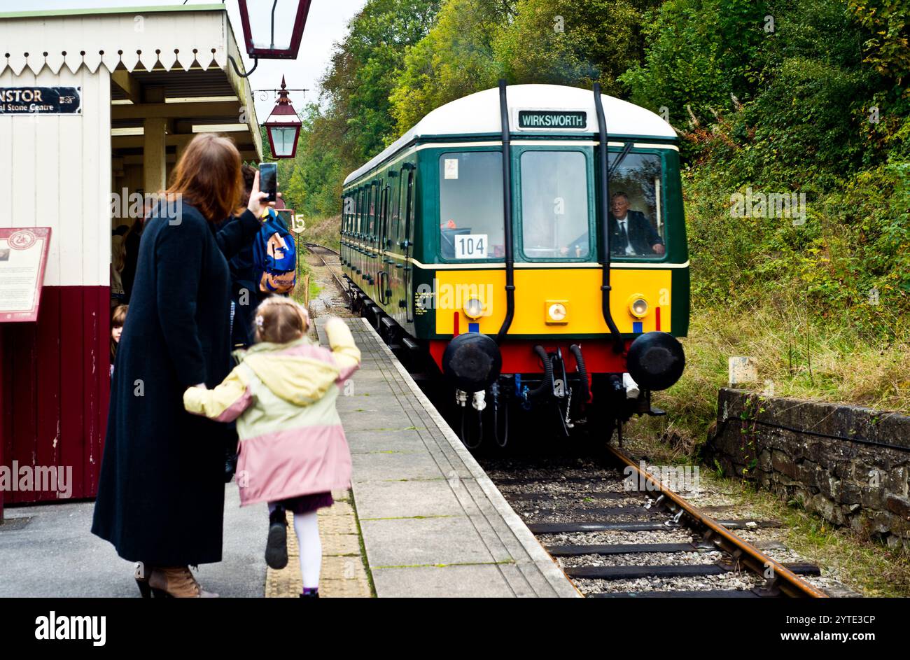 Treno navetta alla stazione di Wirksworth, Ecclesbourne Valley Railway, Derbyshire, Inghilterra Foto Stock