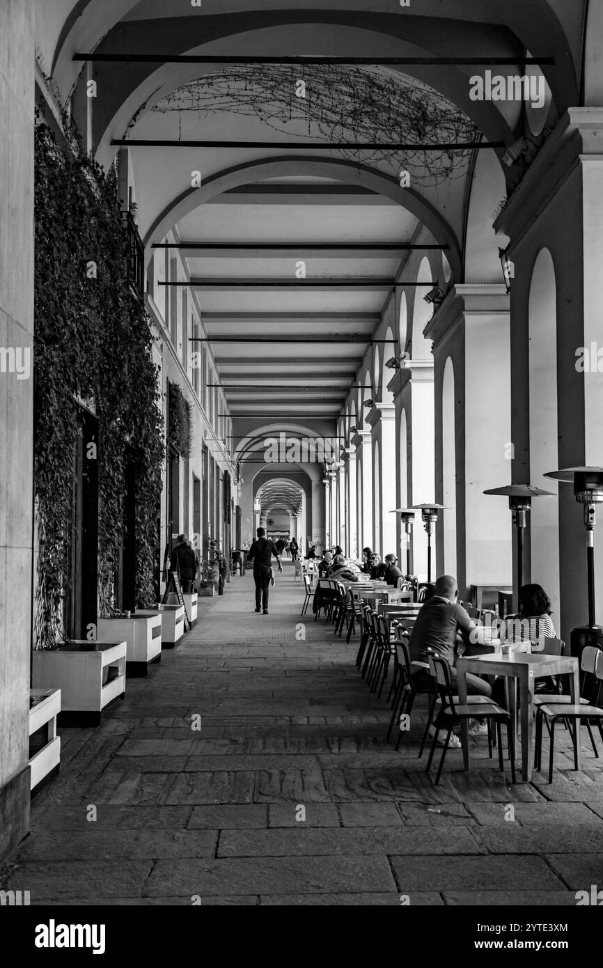 Torino, Italia - 27 marzo 2022: Street view e architettura in via po, una strada centrale a Torino, capitale del Piemonte. Foto Stock