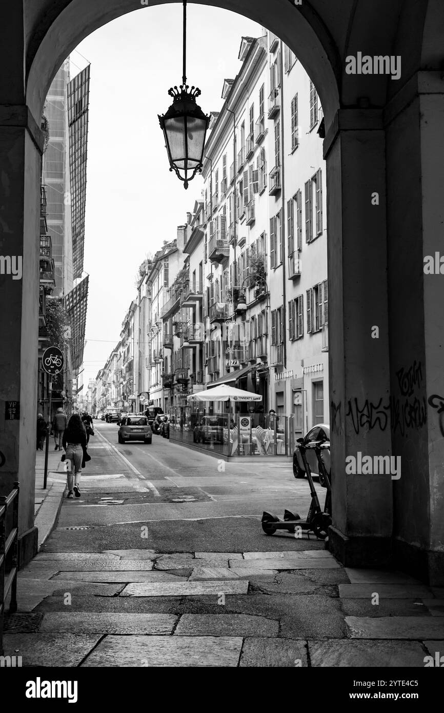 Torino, Italia - 27 marzo 2022: Street view e architettura in via po, una strada centrale a Torino, capitale del Piemonte. Foto Stock