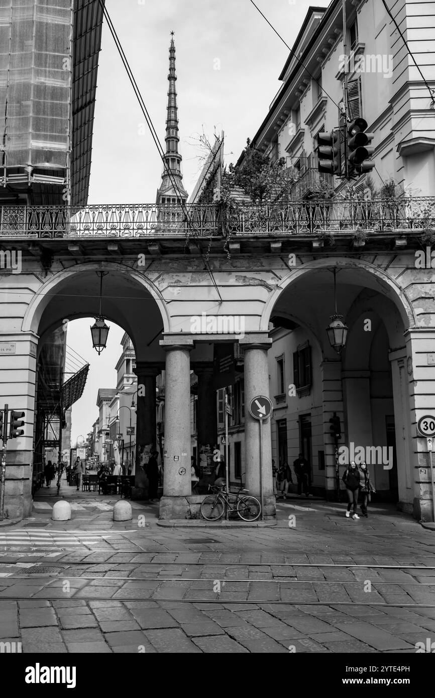 Torino, Italia - 27 marzo 2022: Street view e architettura in via po, una strada centrale a Torino, capitale del Piemonte. Foto Stock