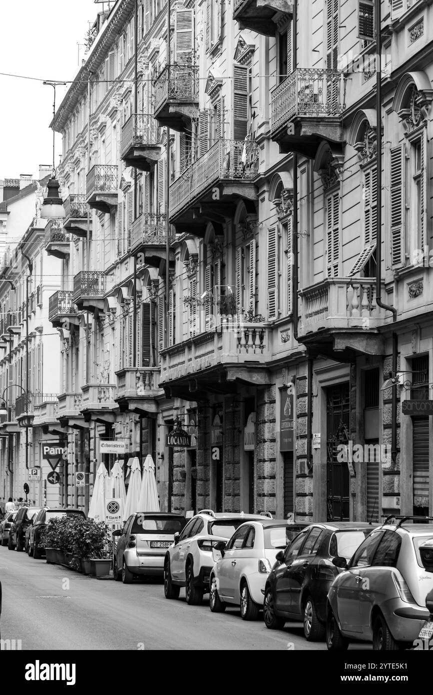 Torino, Italia - 27 marzo 2022: Tipica architettura italiana e vista stradale a Torino, Piemonte, Italia. Foto Stock