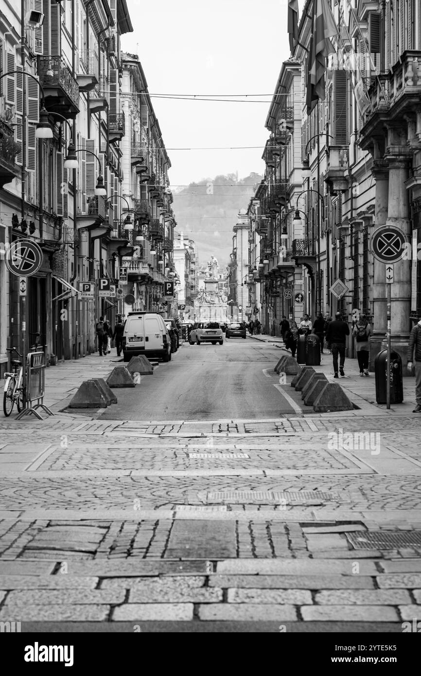 Torino, Italia - 27 marzo 2022: Tipica architettura italiana e vista stradale a Torino, Piemonte, Italia. Foto Stock