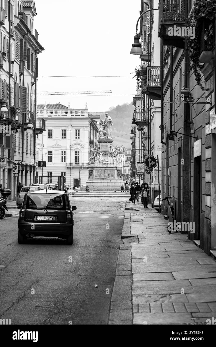 Torino, Italia - 27 marzo 2022: Piazza Carlo Emanuele II è una delle piazze principali nel centro della città sabauda, attraversata da via Maria Vittoria e Foto Stock