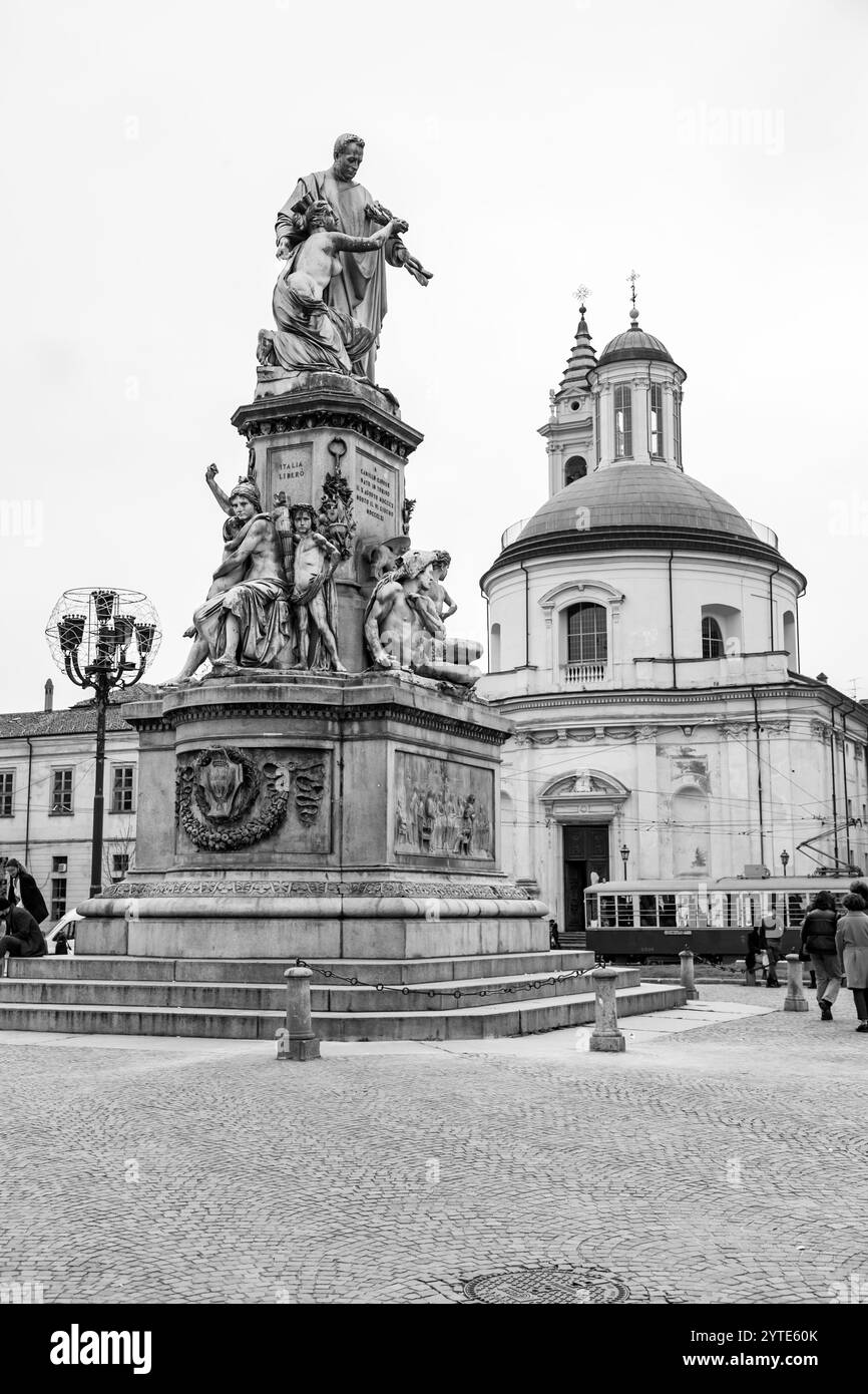 Torino, Italia - 27 marzo 2022: Piazza Carlo Emanuele II è una delle piazze principali nel centro della città sabauda, attraversata da via Maria Vittoria e Foto Stock