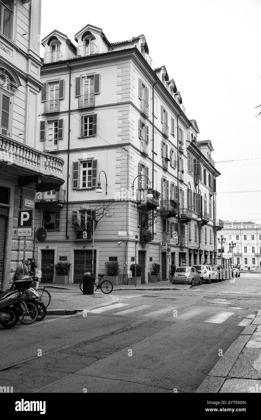 Torino, Italia - 27 marzo 2022: Piazza Carlo Emanuele II è una delle piazze principali nel centro della città sabauda, attraversata da via Maria Vittoria e Foto Stock