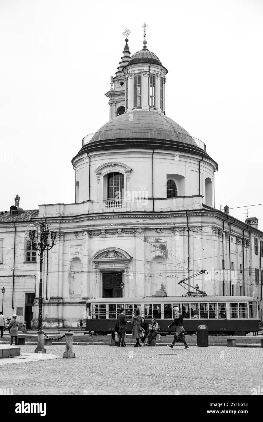 Torino, Italia - 27 marzo 2022: Piazza Carlo Emanuele II è una delle piazze principali nel centro della città sabauda, attraversata da via Maria Vittoria e Foto Stock