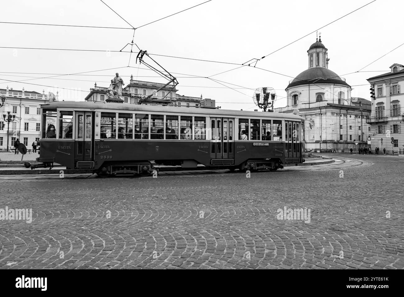 Torino, Italia - 27 marzo 2022: Piazza Carlo Emanuele II è una delle piazze principali nel centro della città sabauda, attraversata da via Maria Vittoria e Foto Stock