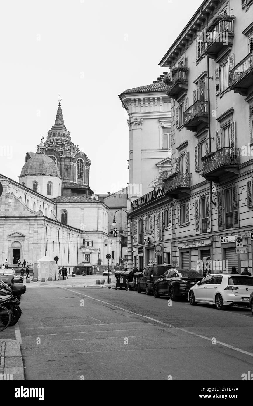 Torino, Italia - 27 marzo 2022: Tipica architettura italiana e vista stradale a Torino, Piemonte, Italia. Foto Stock